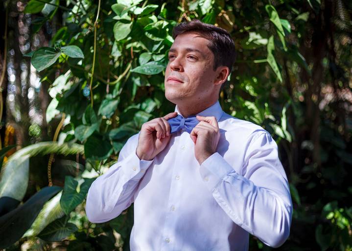 fotografia de casamento Alphaville. foto de casamento na gruta Alphaville. Foto do noivo na igreja.