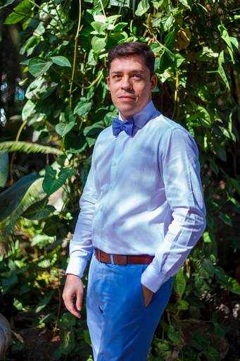 fotografia de casamento Alphaville. foto de casamento na gruta Alphaville. Foto do noivo na igreja.