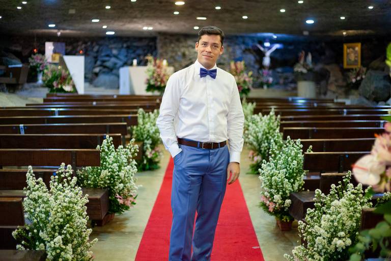 fotografia de casamento Alphaville. foto de casamento na gruta Alphaville. Foto do noivo na igreja.