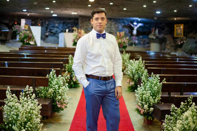 fotografia de casamento Alphaville. foto de casamento na gruta Alphaville. Foto do noivo na igreja.