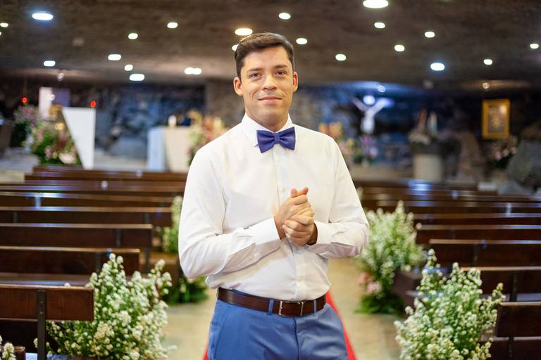 fotografia de casamento Alphaville. foto de casamento na gruta Alphaville. Foto do noivo na igreja.