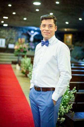 fotografia de casamento Alphaville. foto de casamento na gruta Alphaville. Foto do noivo na igreja.