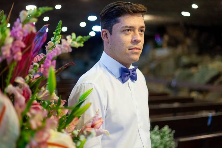 fotografia de casamento Alphaville. foto de casamento na gruta Alphaville. Foto do noivo na igreja.