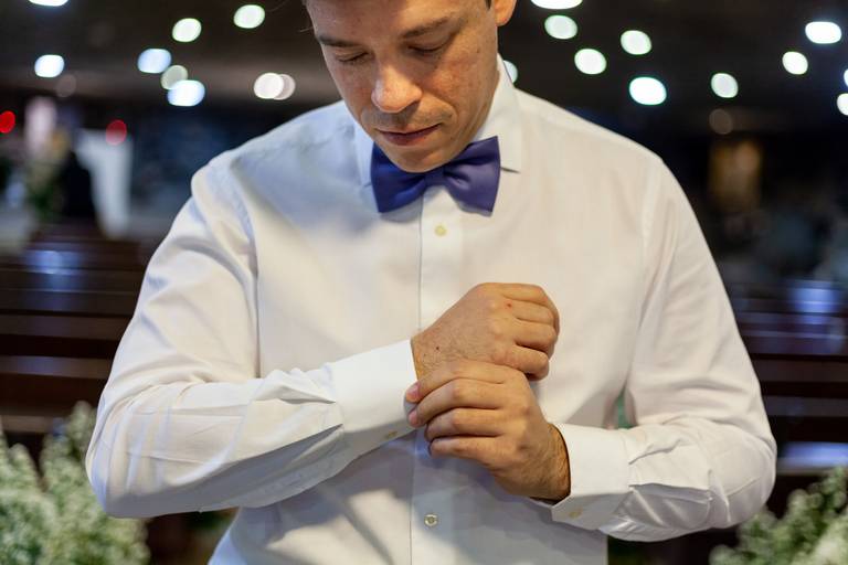 fotografia de casamento Alphaville. foto de casamento na gruta Alphaville. Foto do noivo na igreja.