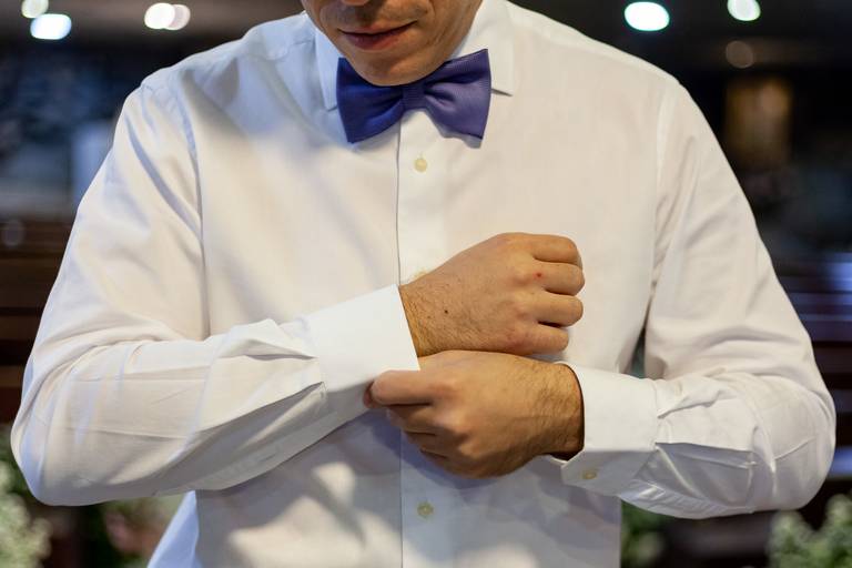 fotografia de casamento Alphaville. foto de casamento na gruta Alphaville. Foto do noivo na igreja.