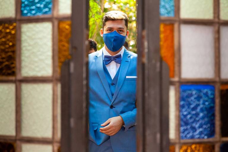 fotografia de casamento Alphaville. foto de casamento na gruta Alphaville. Foto do noivo na igreja.