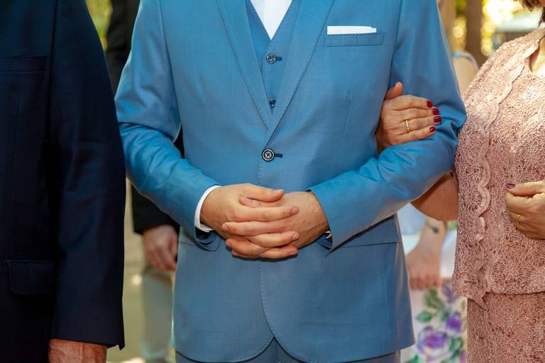 fotografia de casamento Alphaville. foto de casamento na gruta Alphaville. Foto do noivo na igreja.