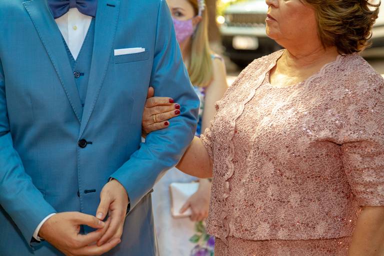 fotografia de casamento Alphaville. foto de casamento na gruta Alphaville. Foto do noivo na igreja.