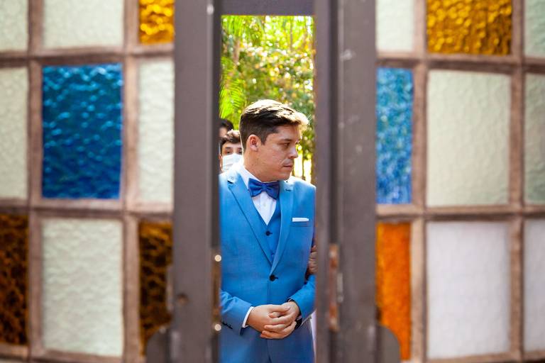 fotografia de casamento Alphaville. foto de casamento na gruta Alphaville. Foto do noivo na igreja.