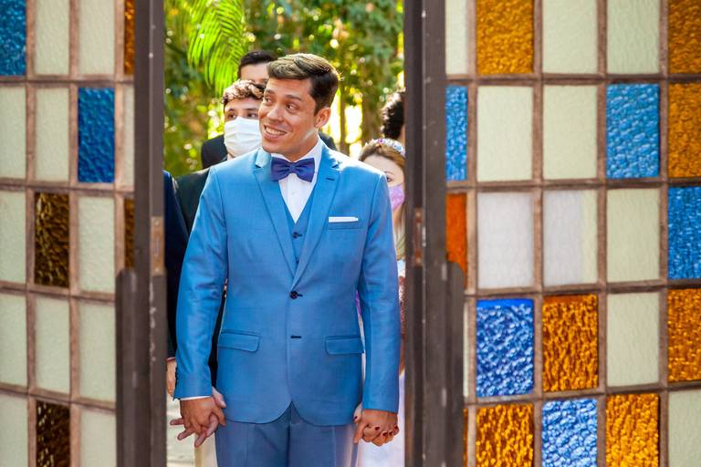 fotografia de casamento Alphaville. foto de casamento na gruta Alphaville. Foto do noivo na igreja.