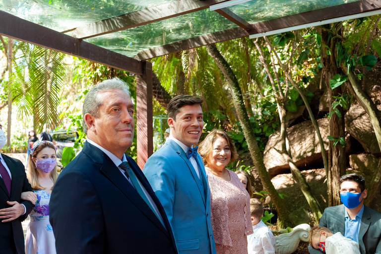 fotografia de casamento Alphaville. foto de casamento na gruta Alphaville. Foto do noivo na igreja.