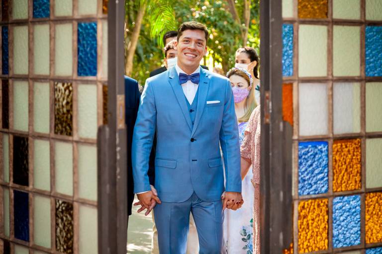 fotografia de casamento Alphaville. foto de casamento na gruta Alphaville. Foto do noivo na igreja.