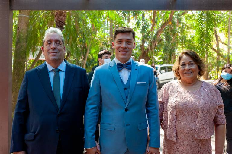 fotografia de casamento Alphaville. foto de casamento na gruta Alphaville. Foto do noivo na igreja.