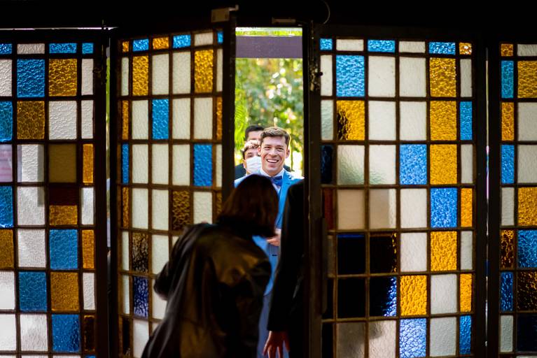 fotografia de casamento Alphaville. foto de casamento na gruta Alphaville. Foto do noivo na igreja.