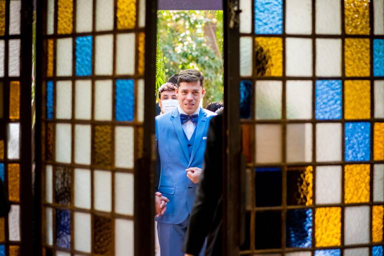 fotografia de casamento Alphaville. foto de casamento na gruta Alphaville. Foto do noivo na igreja.