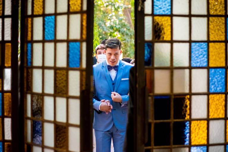 fotografia de casamento Alphaville. foto de casamento na gruta Alphaville. Foto do noivo na igreja.