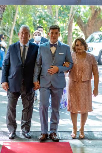 fotografia de casamento Alphaville. foto de casamento na gruta Alphaville. Foto do noivo na igreja.