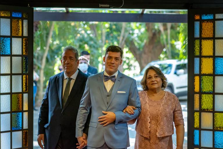 fotografia de casamento Alphaville. foto de casamento na gruta Alphaville. Foto do noivo na igreja.