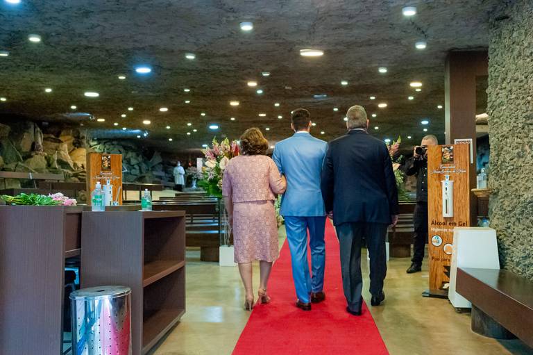 fotografia de casamento Alphaville. foto de casamento na gruta Alphaville. Foto do noivo na igreja.