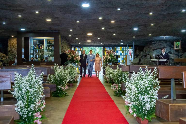 fotografia de casamento Alphaville. foto de casamento na gruta Alphaville. Foto do noivo na igreja.