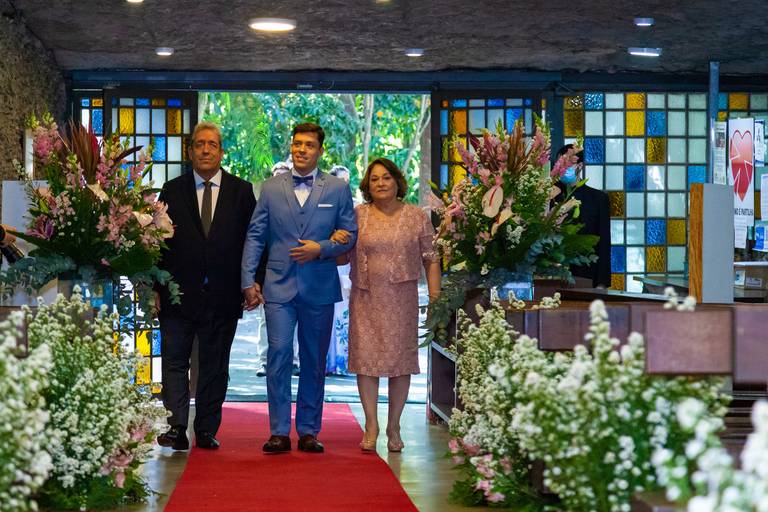 fotografia de casamento Alphaville. foto de casamento na gruta Alphaville. Foto do noivo na igreja.