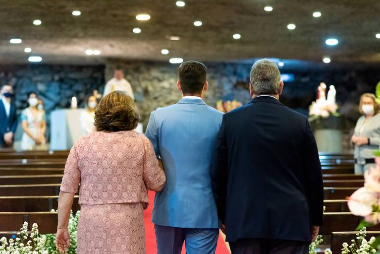 fotografia de casamento Alphaville. foto de casamento na gruta Alphaville. Foto do noivo na igreja.