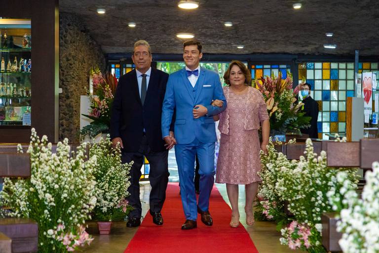 fotografia de casamento Alphaville. foto de casamento na gruta Alphaville. Foto do noivo na igreja.