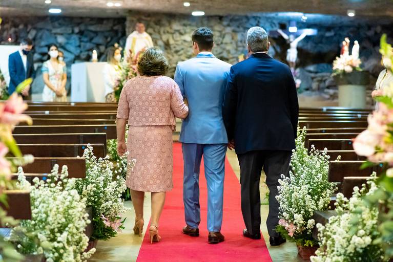 fotografia de casamento Alphaville. foto de casamento na gruta Alphaville. Foto do noivo na igreja.