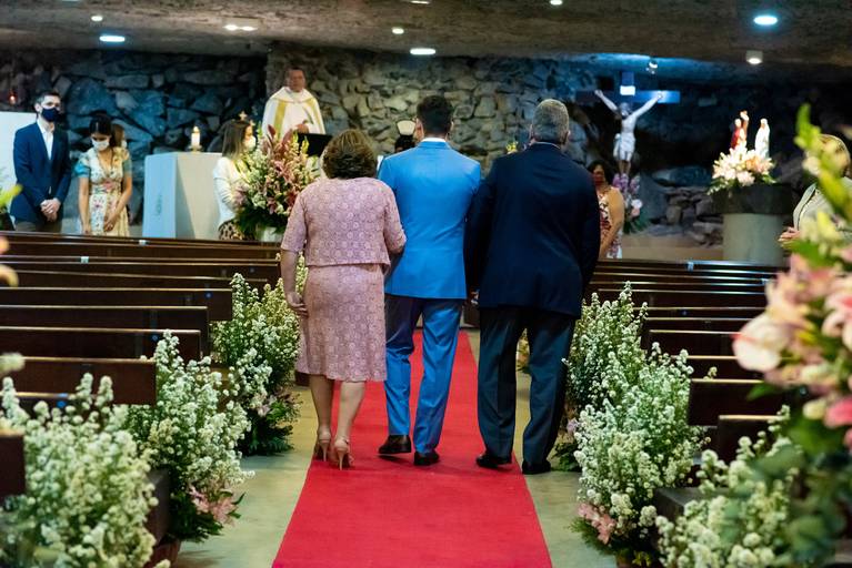 fotografia de casamento Alphaville. foto de casamento na gruta Alphaville. Foto do noivo na igreja.