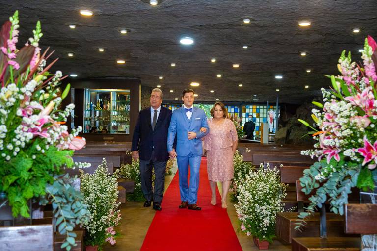 fotografia de casamento Alphaville. foto de casamento na gruta Alphaville. Foto do noivo na igreja.