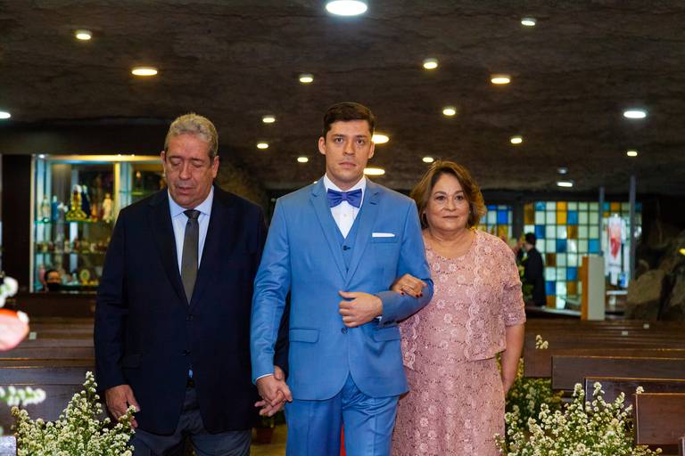 fotografia de casamento Alphaville. foto de casamento na gruta Alphaville. Foto do noivo na igreja.