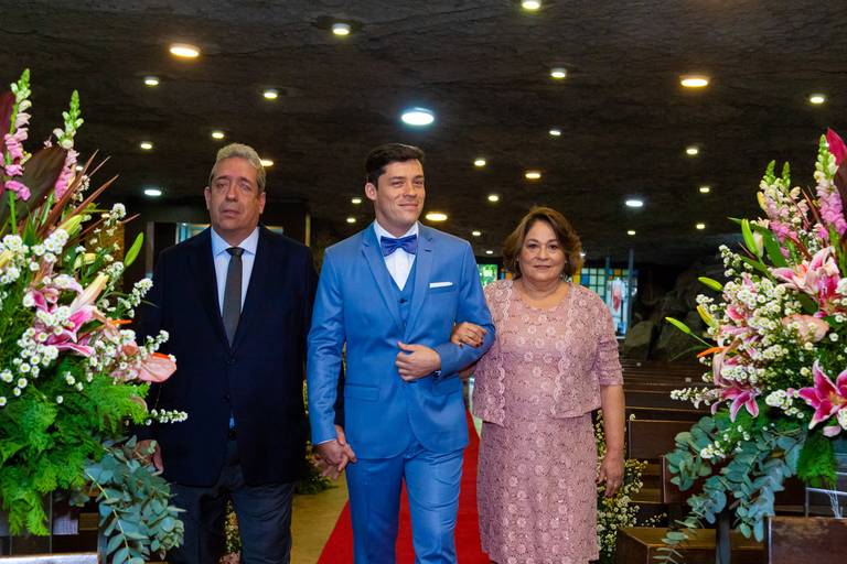 fotografia de casamento Alphaville. foto de casamento na gruta Alphaville. Foto do noivo na igreja.