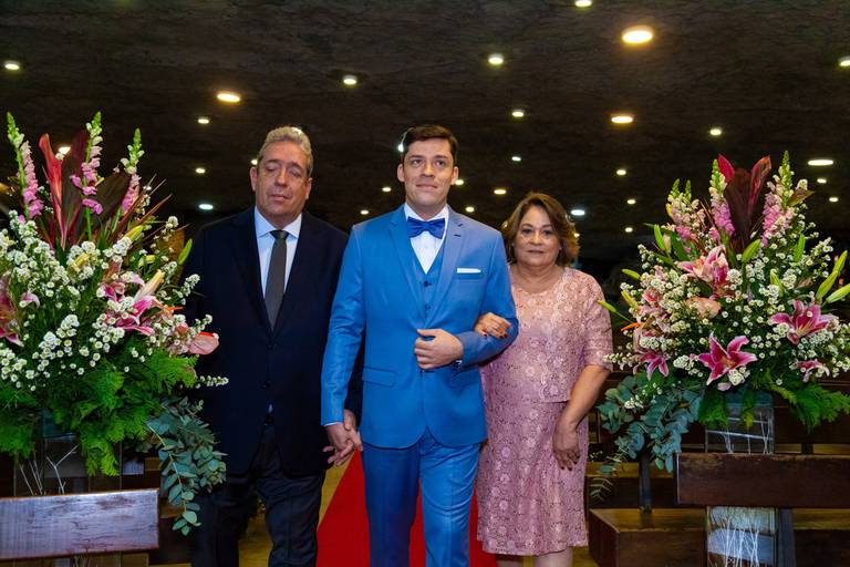 fotografia de casamento Alphaville. foto de casamento na gruta Alphaville. Foto do noivo na igreja.