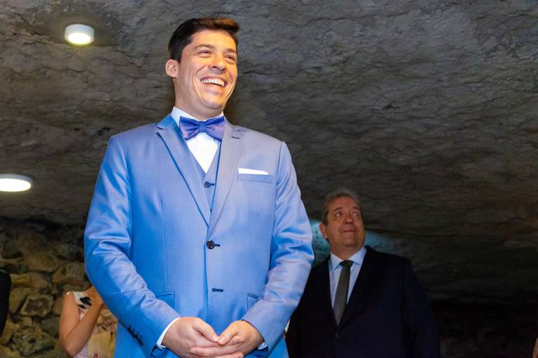 fotografia de casamento Alphaville. foto de casamento na gruta Alphaville. Foto do noivo na igreja.