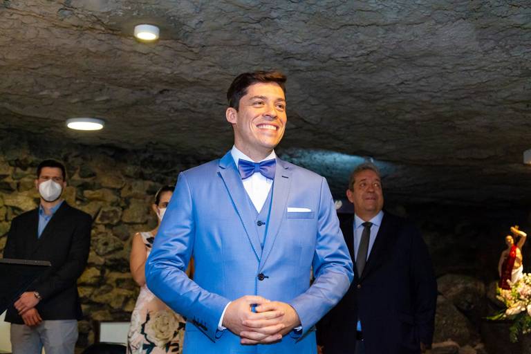 fotografia de casamento Alphaville. foto de casamento na gruta Alphaville. Foto do noivo na igreja.