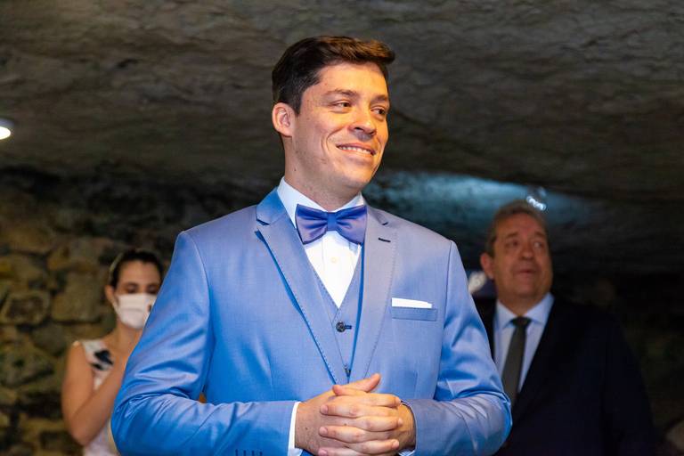 fotografia de casamento Alphaville. foto de casamento na gruta Alphaville. Foto do noivo na igreja.