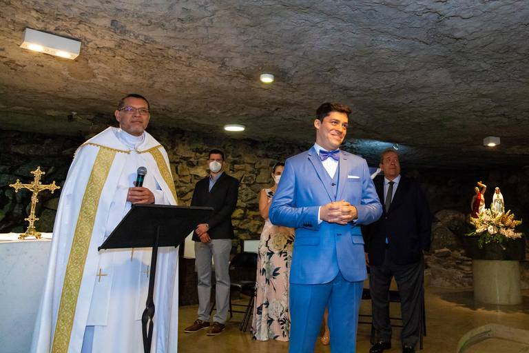 fotografia de casamento Alphaville. foto de casamento na gruta Alphaville. Foto do noivo na igreja.