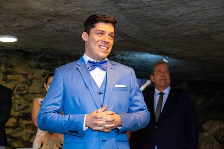 fotografia de casamento Alphaville. foto de casamento na gruta Alphaville. Foto do noivo na igreja.