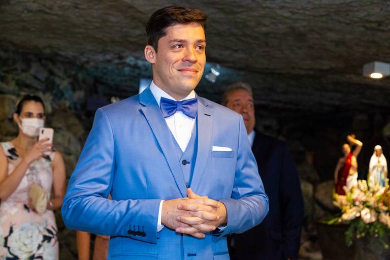 fotografia de casamento Alphaville. foto de casamento na gruta Alphaville. Foto do noivo na igreja.