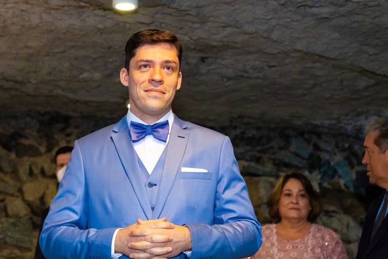 fotografia de casamento Alphaville. foto de casamento na gruta Alphaville. Foto do noivo na igreja.