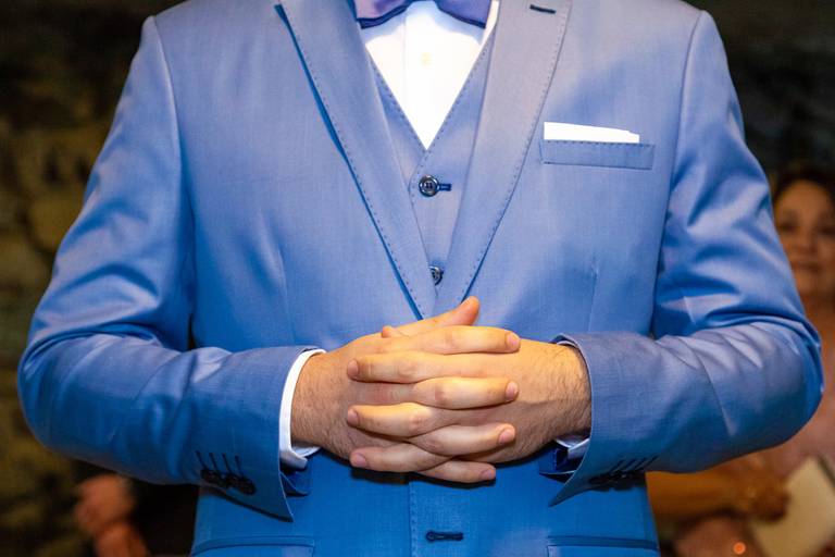 fotografia de casamento Alphaville. foto de casamento na gruta Alphaville. Foto do noivo na igreja.