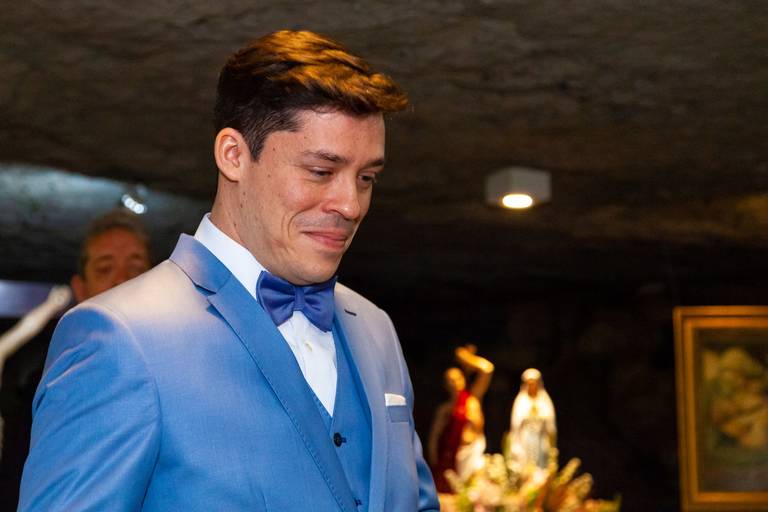 fotografia de casamento Alphaville. foto de casamento na gruta Alphaville. Foto do noivo na igreja.