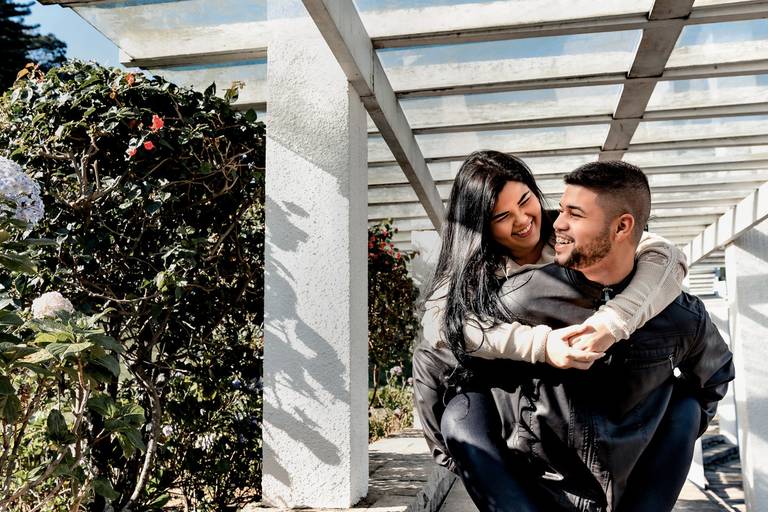 ensaio - casal - pré wedding - petropolis - noivado - fotografo - casamento - duque - de - caxias - belford - roxo - carregando - feliz - mirielli