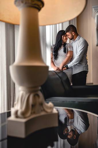 ensaio - casal - pré wedding - petropolis - noivado - fotografo - casamento - duque - de - caxias - belford - roxo - abracados - reflexo - luz - abajur - moldura