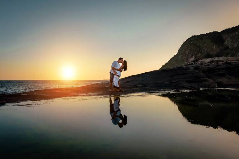 ensaio - casal - pré wedding - praia - niteroi - noivado - fotografo - casamento - duque - de - caxias - belford - roxo - reflexo - agua - luz - contra