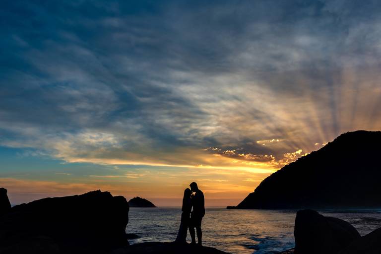 ensaio - casal - pré wedding - noivado - fotografo - casamento - duque - de - caxias - belford - roxo - ceu - por do sol - silhueta