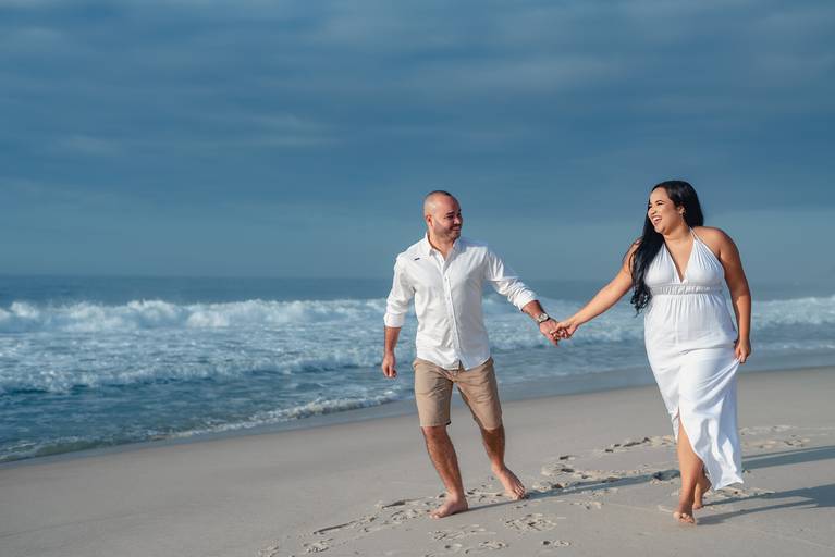 ensaio - casal - pré wedding - noivado - fotografo - casamento - duque - de - caxias - belford - roxo - feliz - correndo - areia - praia