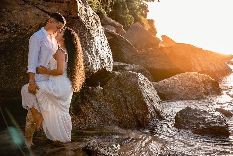 ensaio - casal - pré wedding - praia - urca - noivado - thalita - fotografo - casamento - duque - de - caxias - belford - roxo - silhueta - sol - luz - pedras