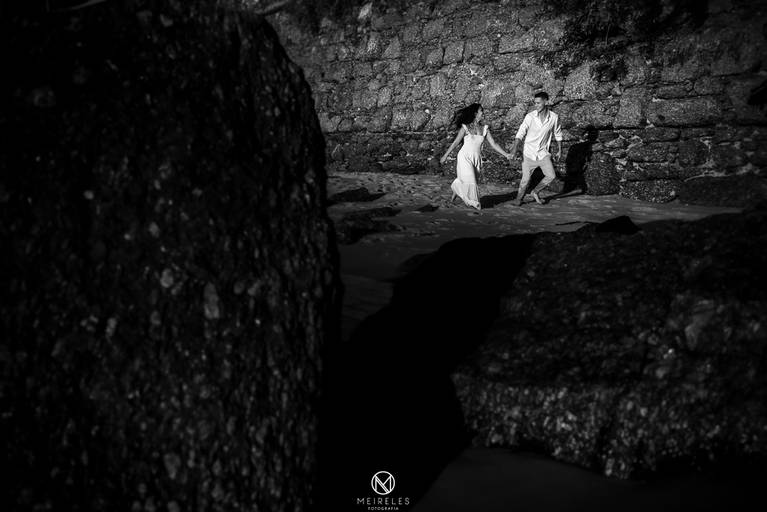 ensaio - casal - pré wedding - praia - urca - noivado - thalita - fotografo - casamento - duque - de - caxias - belford - roxo - paredao - areia - correndo - felicidade - moudura