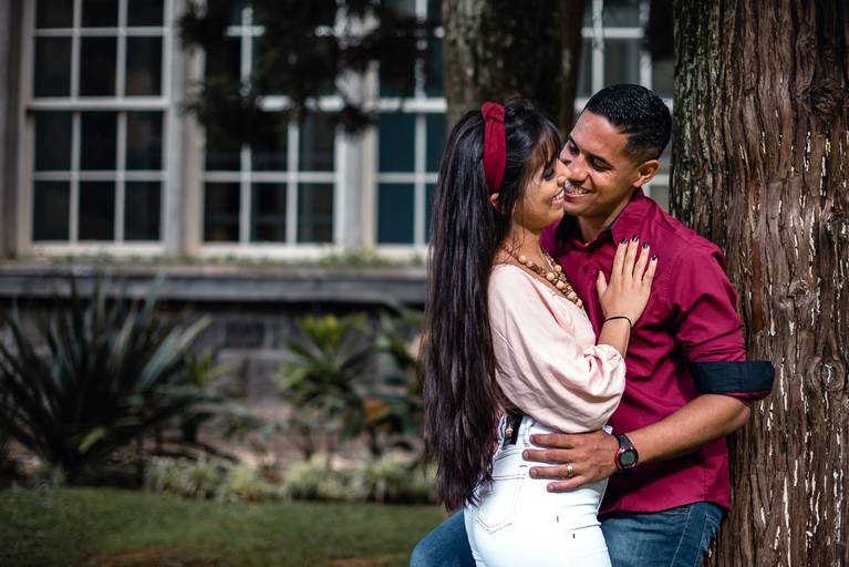 ensaio - casal - pré wedding - petropolis - noivado - fotografo - casamento - duque - de - caxias - belford - roxo - arvores - sorriso - abraço